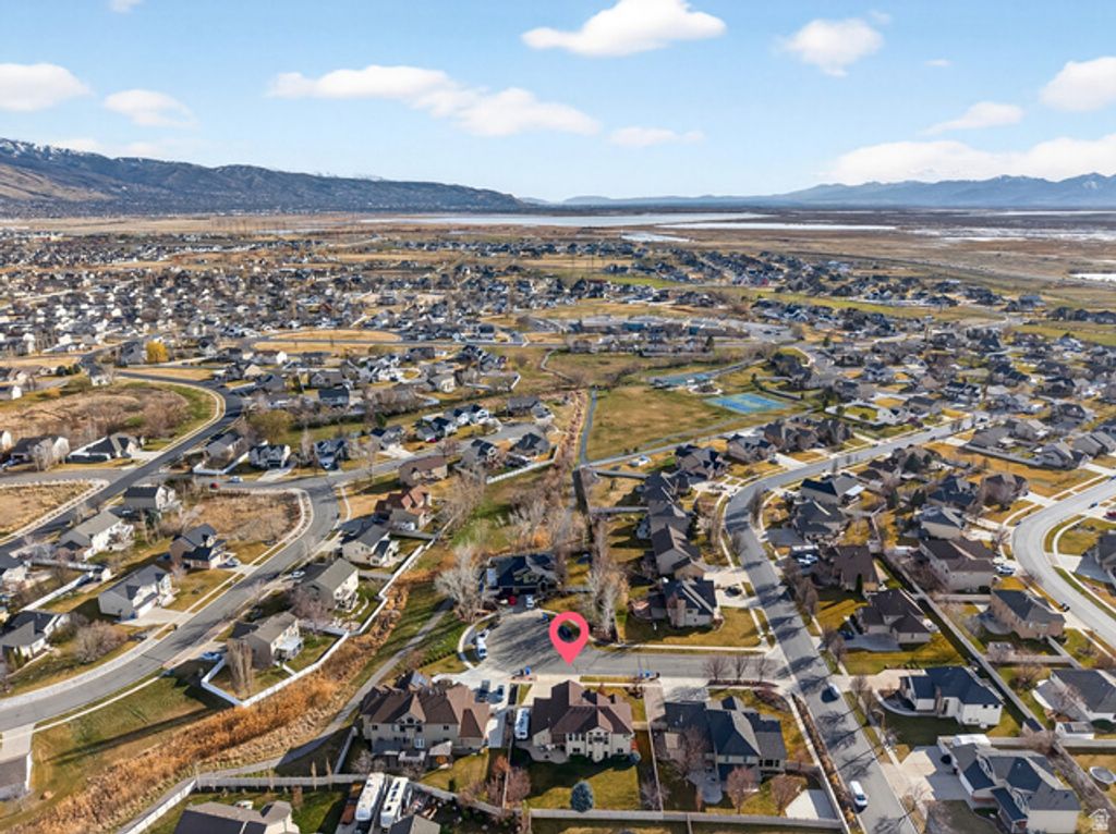 Image 53 of property listing at 1898 W OLD FORT CIR, Farmington, UT 84025