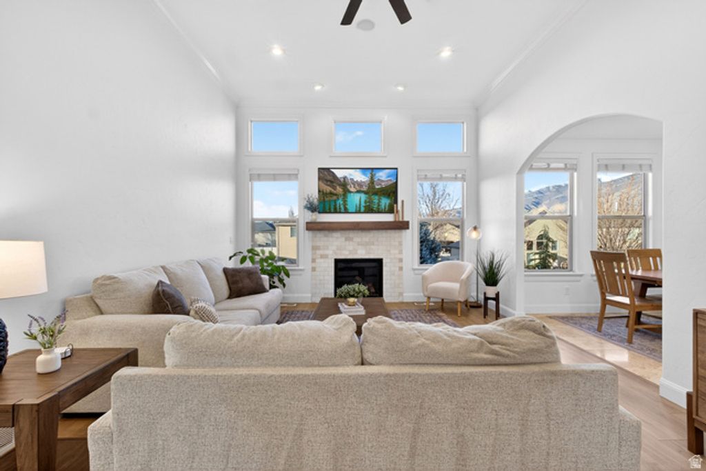 Image 8 of property listing at 1898 W OLD FORT CIR, Farmington, UT 84025