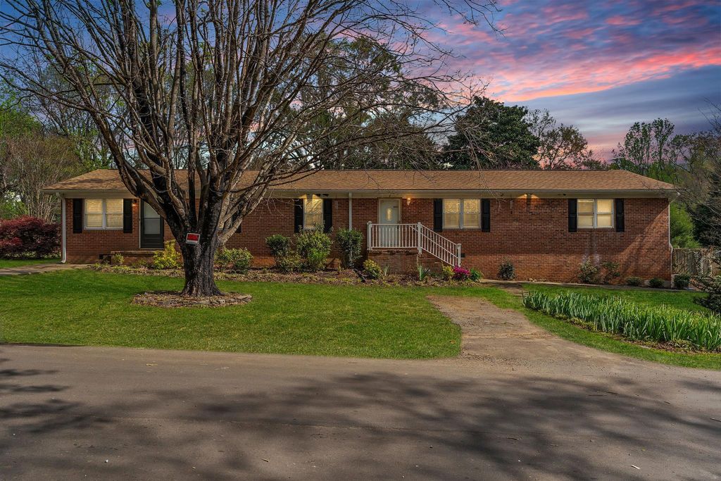 2 EASY Street, Taylors, SC 29687