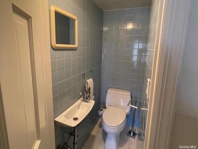 64 Old Pond Road, Great Neck, NY 11023