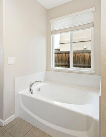 1462 Cedarbrook Rd, West Sacramento, CA 95691