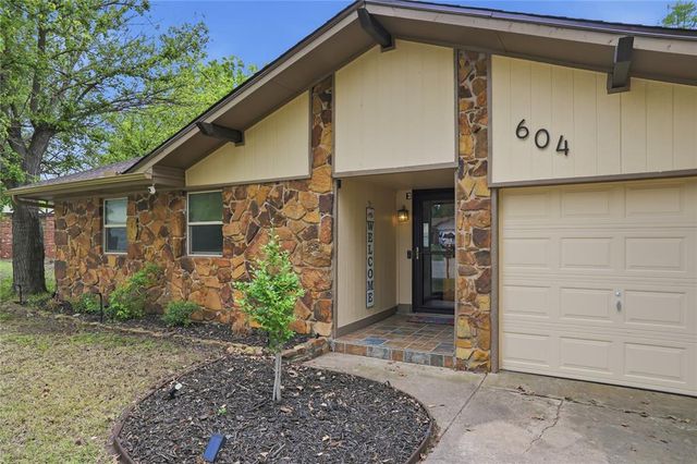 604 SW 25th Street, Moore, OK 73160