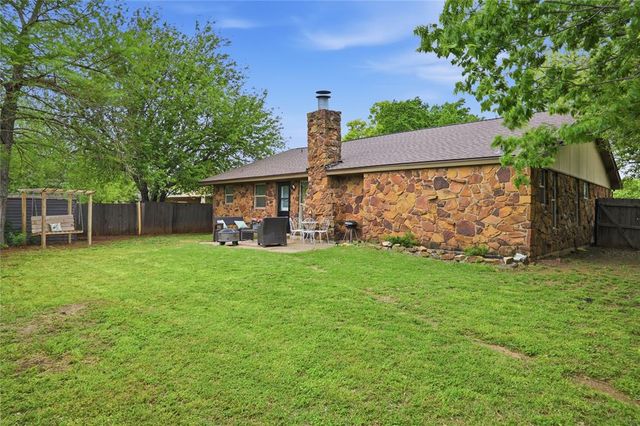 604 SW 25th Street, Moore, OK 73160