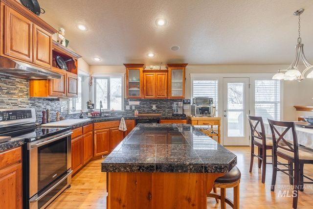 2084 W Cross Creek, Nampa, ID 83686