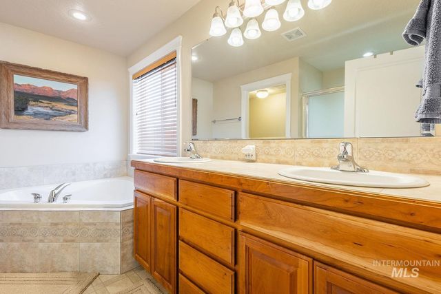 2084 W Cross Creek, Nampa, ID 83686