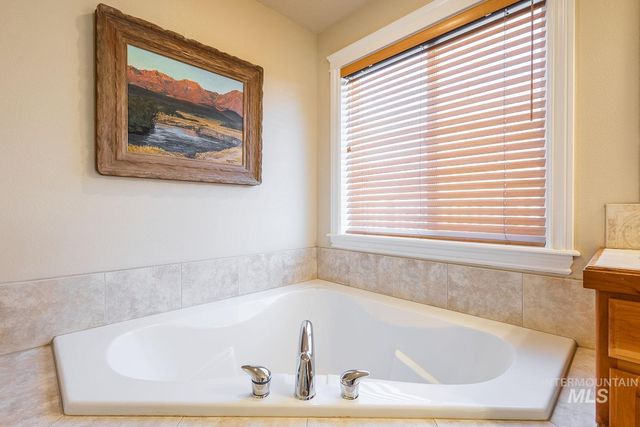 2084 W Cross Creek, Nampa, ID 83686