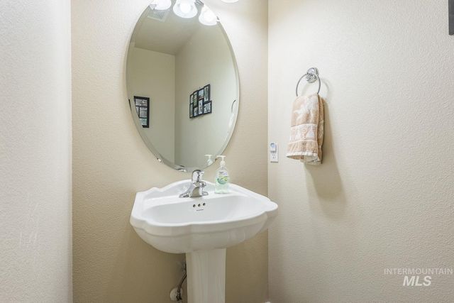 2084 W Cross Creek, Nampa, ID 83686