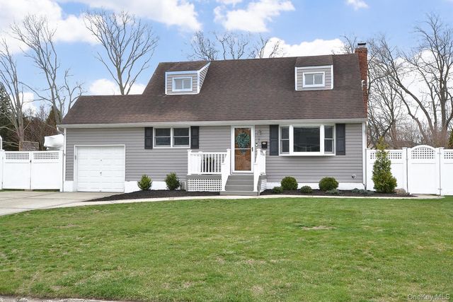 7 Katherine Place, Oakdale, NY 11769