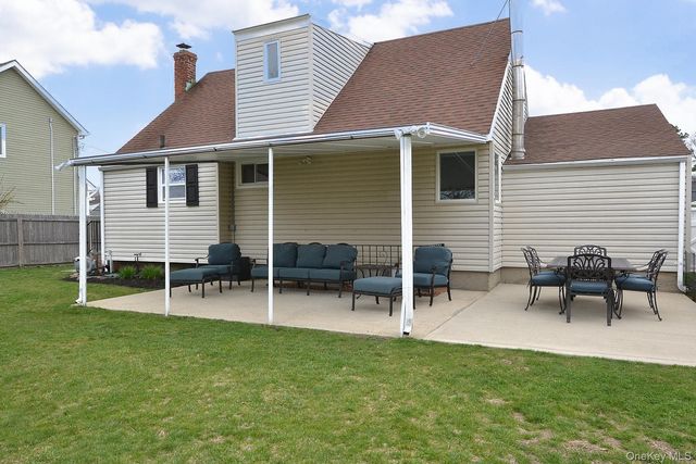 7 Katherine Place, Oakdale, NY 11769