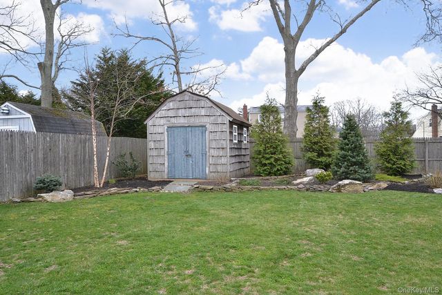 7 Katherine Place, Oakdale, NY 11769