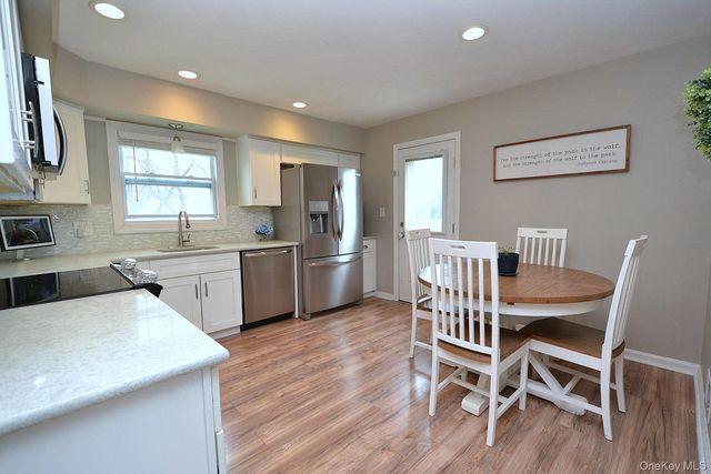 7 Katherine Place, Oakdale, NY 11769