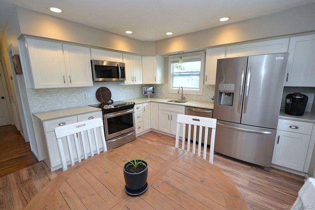 7 Katherine Place, Oakdale, NY 11769