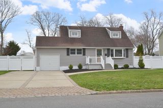 7 Katherine Place, Oakdale, NY 11769