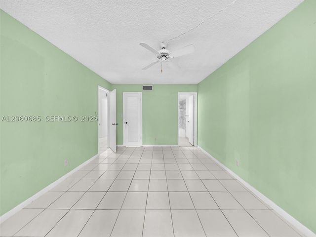 3070 NW 48th Ter 111, Lauderdale Lakes, FL 33313
