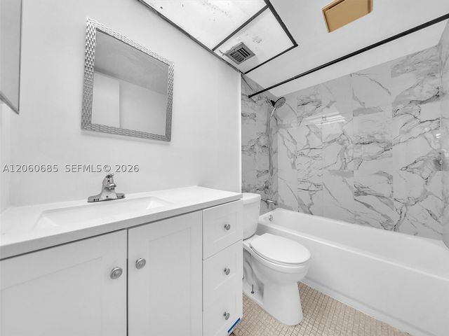 3070 NW 48th Ter 111, Lauderdale Lakes, FL 33313