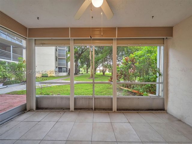 3070 NW 48th Ter 111, Lauderdale Lakes, FL 33313