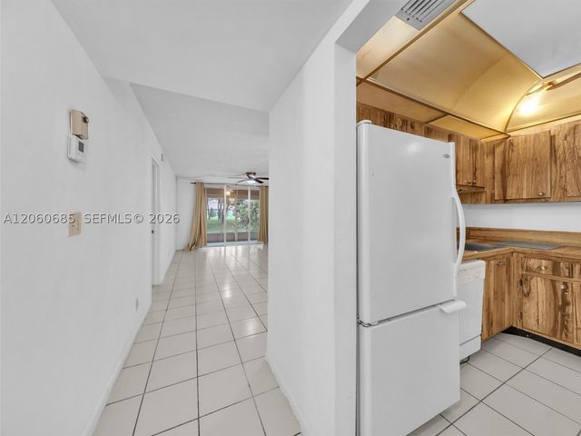 3070 NW 48th Ter 111, Lauderdale Lakes, FL 33313