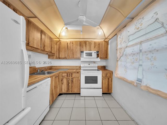 3070 NW 48th Ter 111, Lauderdale Lakes, FL 33313