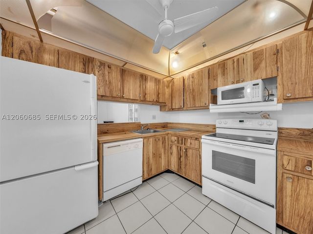 3070 NW 48th Ter 111, Lauderdale Lakes, FL 33313