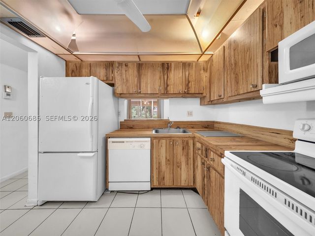 3070 NW 48th Ter 111, Lauderdale Lakes, FL 33313