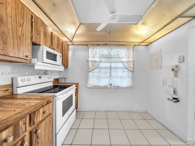 3070 NW 48th Ter 111, Lauderdale Lakes, FL 33313