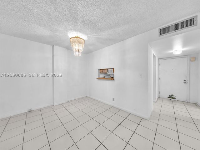 3070 NW 48th Ter 111, Lauderdale Lakes, FL 33313