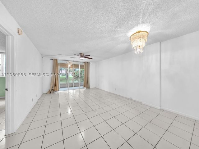 3070 NW 48th Ter 111, Lauderdale Lakes, FL 33313