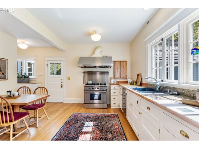 2524 Sw 17TH Ave, Portland, OR 97201