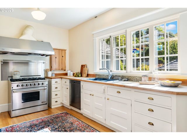 2524 Sw 17TH Ave, Portland, OR 97201