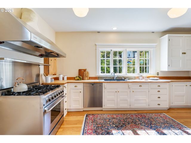 2524 Sw 17TH Ave, Portland, OR 97201