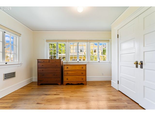 2524 Sw 17TH Ave, Portland, OR 97201