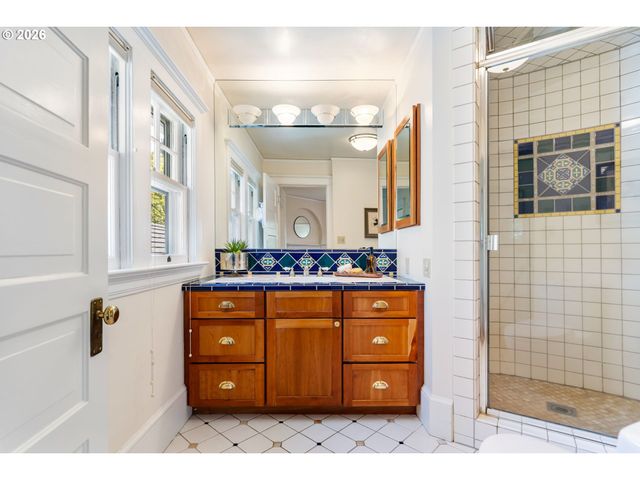 2524 Sw 17TH Ave, Portland, OR 97201