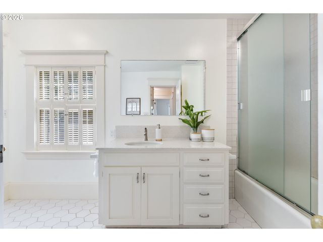 2524 Sw 17TH Ave, Portland, OR 97201