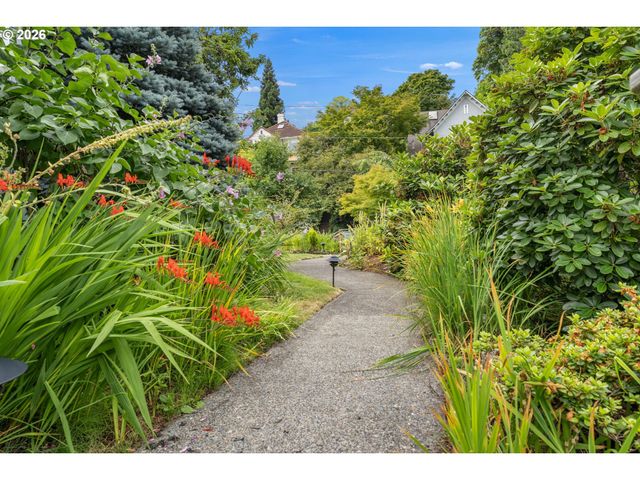 2524 Sw 17TH Ave, Portland, OR 97201