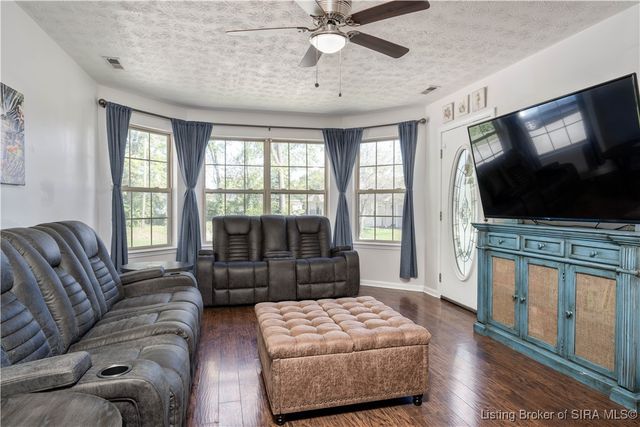 913 Carriage House Court, Jeffersonville, IN 47130