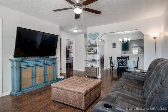 913 Carriage House Court, Jeffersonville, IN 47130