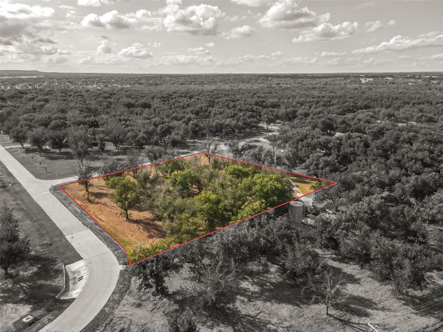900 E Landings Drive, Granbury, TX 76049