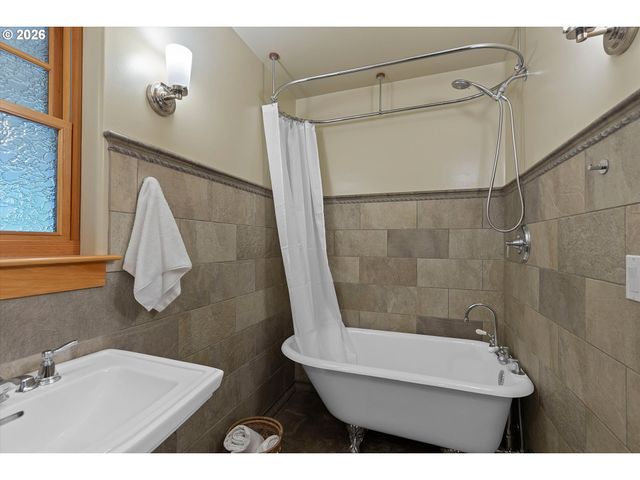 1273 11TH St, West Linn, OR 97068