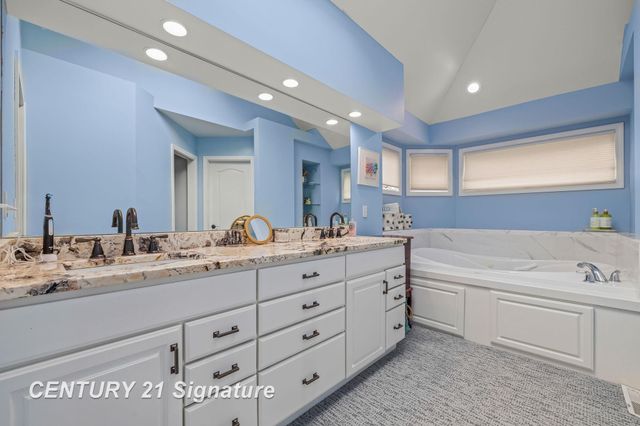 5790 Dunrovin Drive, Saginaw Twp, MI 48638
