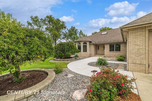 5790 Dunrovin Drive, Saginaw Twp, MI 48638