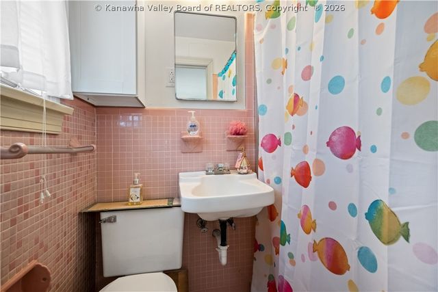 5447 Longview Drive, Cross Lanes, WV 25313