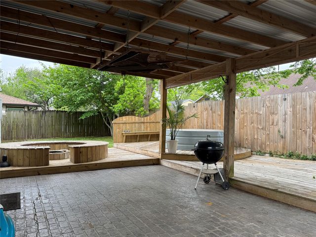 313 Thistlewood Court, League City, TX 77573