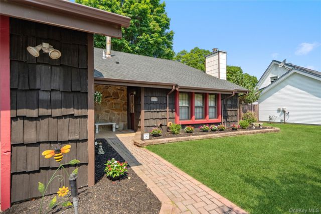 820 Greenbelt Parkway W, Holbrook, NY 11741