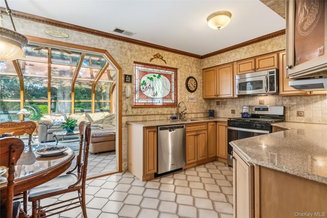 820 Greenbelt Parkway W, Holbrook, NY 11741
