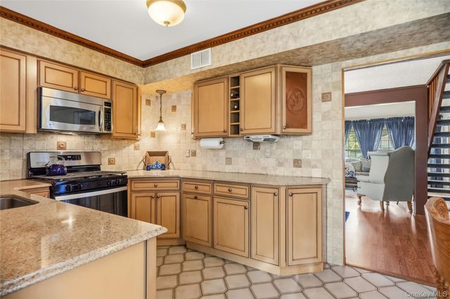 820 Greenbelt Parkway W, Holbrook, NY 11741