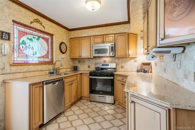 820 Greenbelt Parkway W, Holbrook, NY 11741