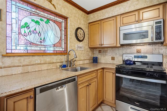 820 Greenbelt Parkway W, Holbrook, NY 11741