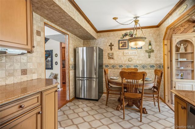 820 Greenbelt Parkway W, Holbrook, NY 11741