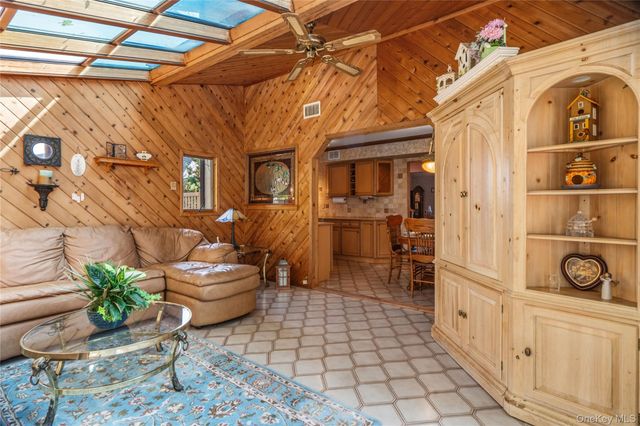 820 Greenbelt Parkway W, Holbrook, NY 11741