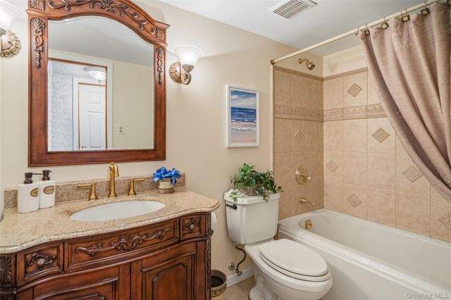 820 Greenbelt Parkway W, Holbrook, NY 11741